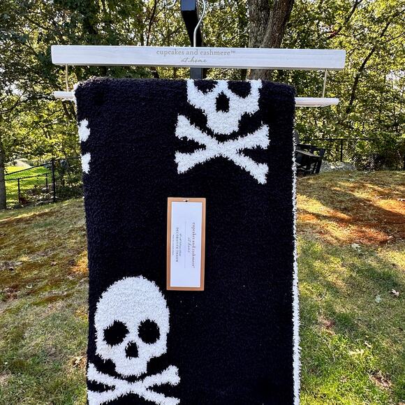 NEW Reversible Black & White Skull  Throw Halloween Blanket Cupcakes & Cashmere - Picture 1 of 9